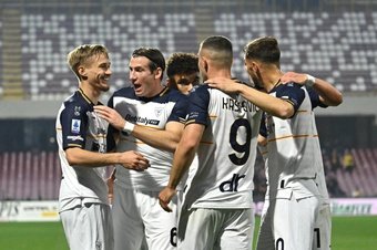 El Lecce se alejó de la zona de descenso y acabó con su mala racha con una inmerecida victoria que condena aún más a la Salernitana a la Serie B.