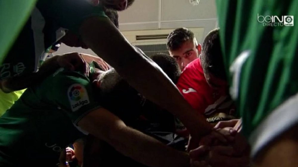Jugadores del Leganés escuchan concentrados la arenga de Mantovani. Bein