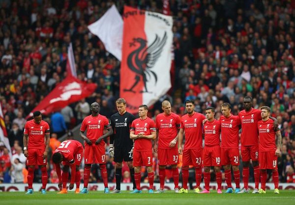 Jugadores del Liverpool, antes de comenzar un partido. Twitter