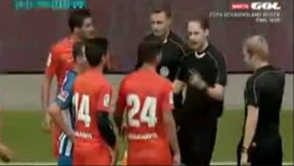Jugadores del Málaga, tras la tangana con los jugadores del Hertha, dialogando con el árbitro. GOL