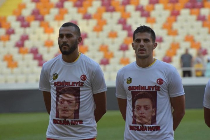 Un club turco mostró su apoyo a Özil con camisetas con su cara