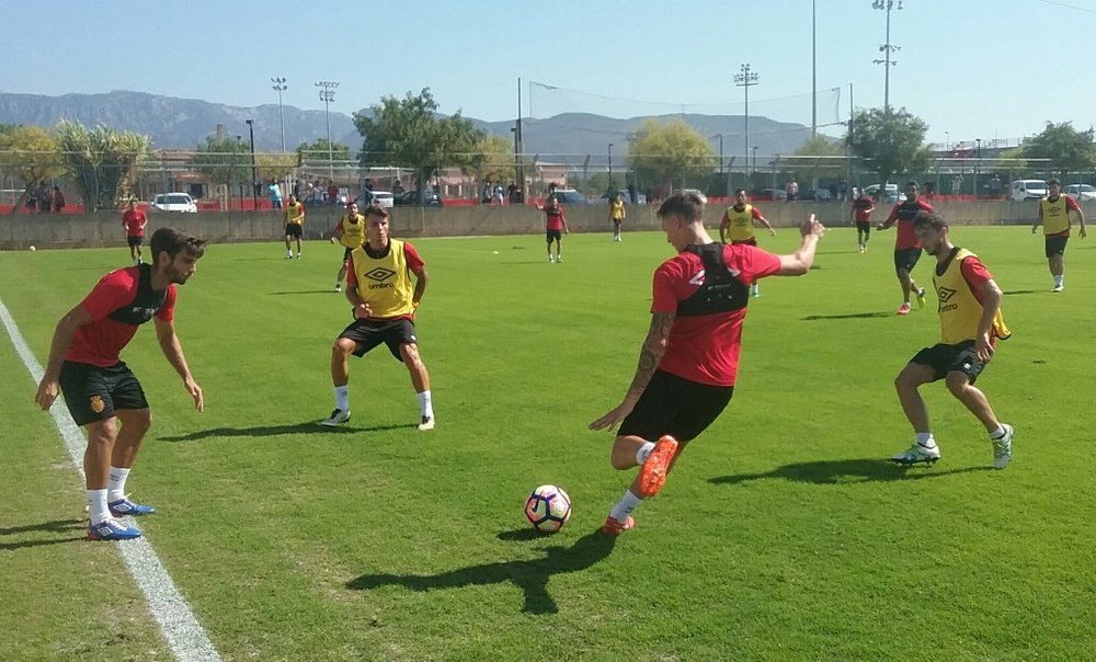 Jugadores del Mallorca, durante un entrenamiento de pretemporada. RCDMallorca