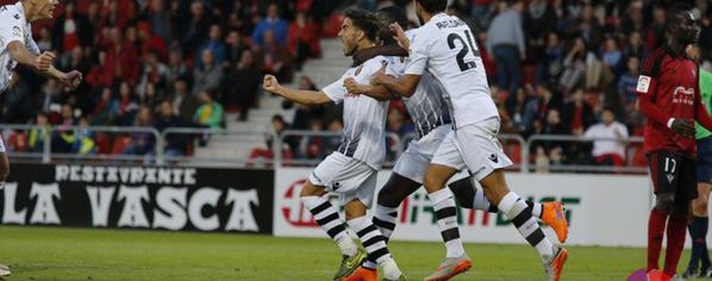 Jugadores del Mallorca celebrando un gol ante el Mirandés, en Anduva.
