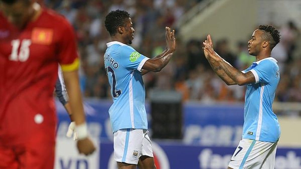 Jugadores del Manchester City celebran un gol ante Vietnam. Twitter.