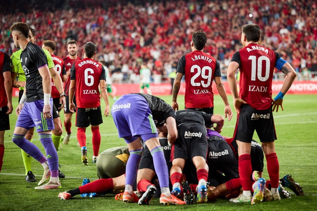 El mérito y el destino iluminaron al Mirandés en Anduva. EFE