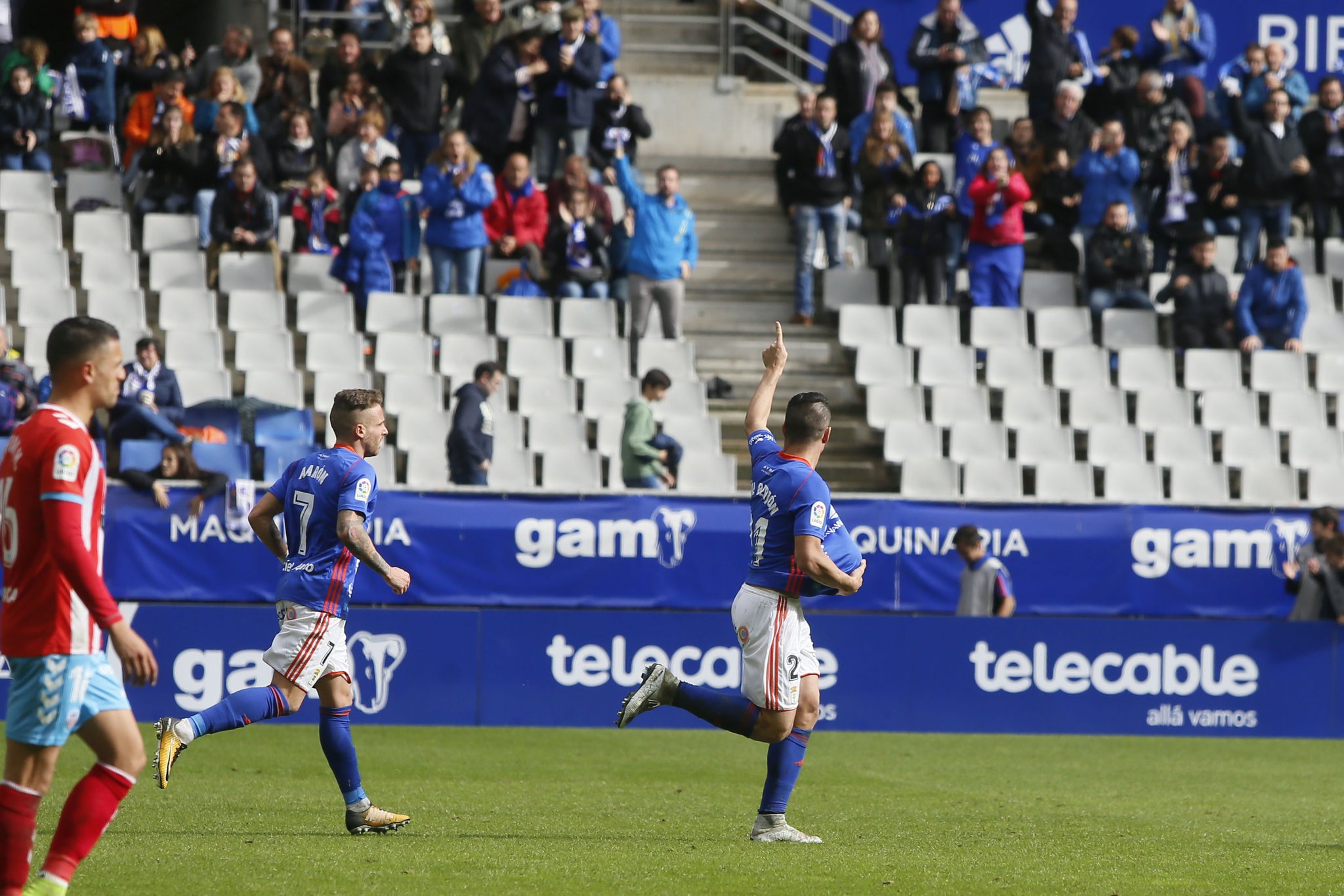 El Oviedo da un golpe en la mesa ante el líder