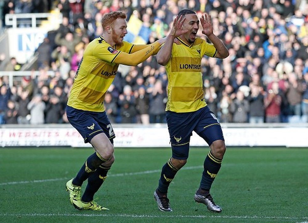 Jugadores del Oxford United, celebrando un gol. Twitter