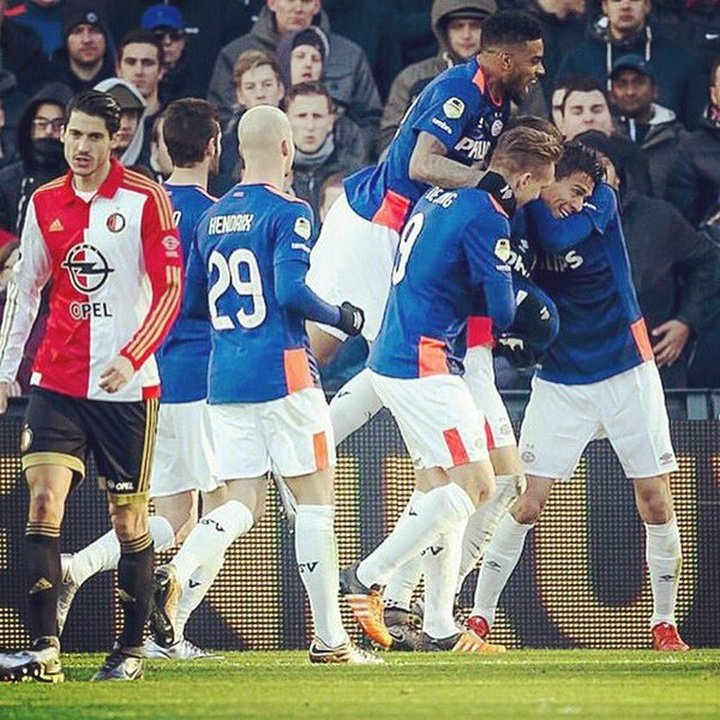 El PSV sigue pisándole los talones al Ájax, tras vencer al Feyenoord
