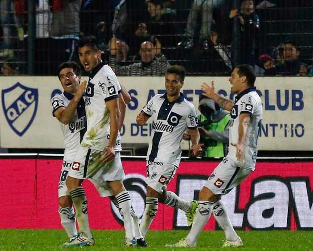 Jugadores del Quilmes, celebrando un gol frente al Rosario Central. Twitter