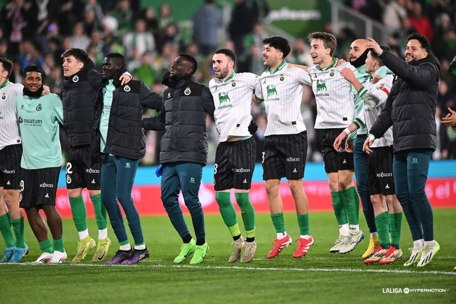 La ilusión persigue al Racing y golpea al Elche