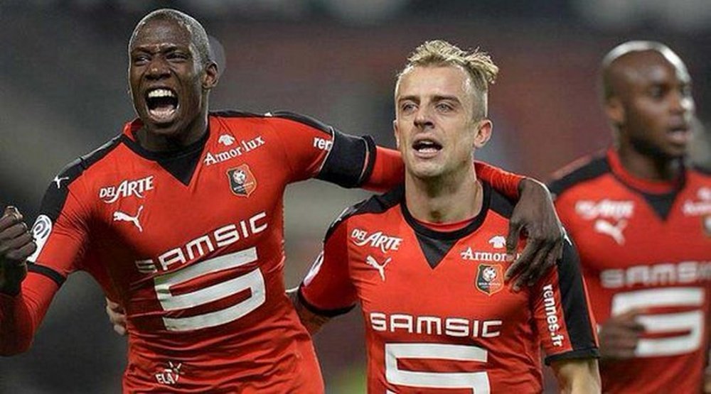 Jugadores del Rennes celebran un gol ante el Troyes. Twitter