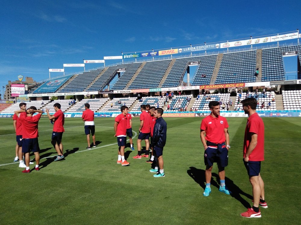 Jugadores del Sevilla Atlético revisan el campo del Lleida antes del partido de play off. SevillaAtlético