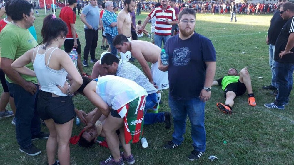 La Policía disparó balines de goma a los jugadores de Sportivo Las Parejas. Twitter