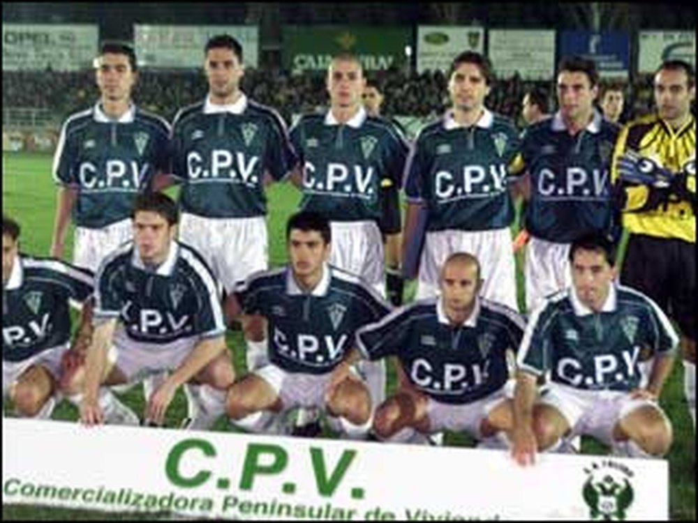 Jugadores del Toledo, posando antes del partido ante el Real Madrid en el año 2000. Ingenieríafutbolística