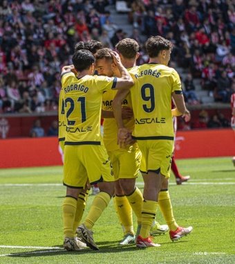 El Villarreal B goleó al Real Sporting por 0-3 en la jornada 37 de Segunda División. El doblete de Álex Forés y el tanto de Javi Ontiveros dejan al filial 'groguet' a 1 punto de la permanencia con 1 partido más. Jarro de agua congelada en El Molinón, que se queda fuera del 'play off'.