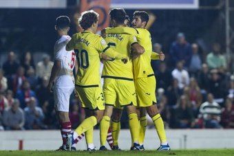 El Villarreal goleó al Chiclana (0-5) en la 1ª ronda de la Copa del Rey. Manu Trigueros se llevó el gato al agua con un 'hat trick' y Jorge Pascual y Álex Baena remataron el pase del 'submarino amarillo'.