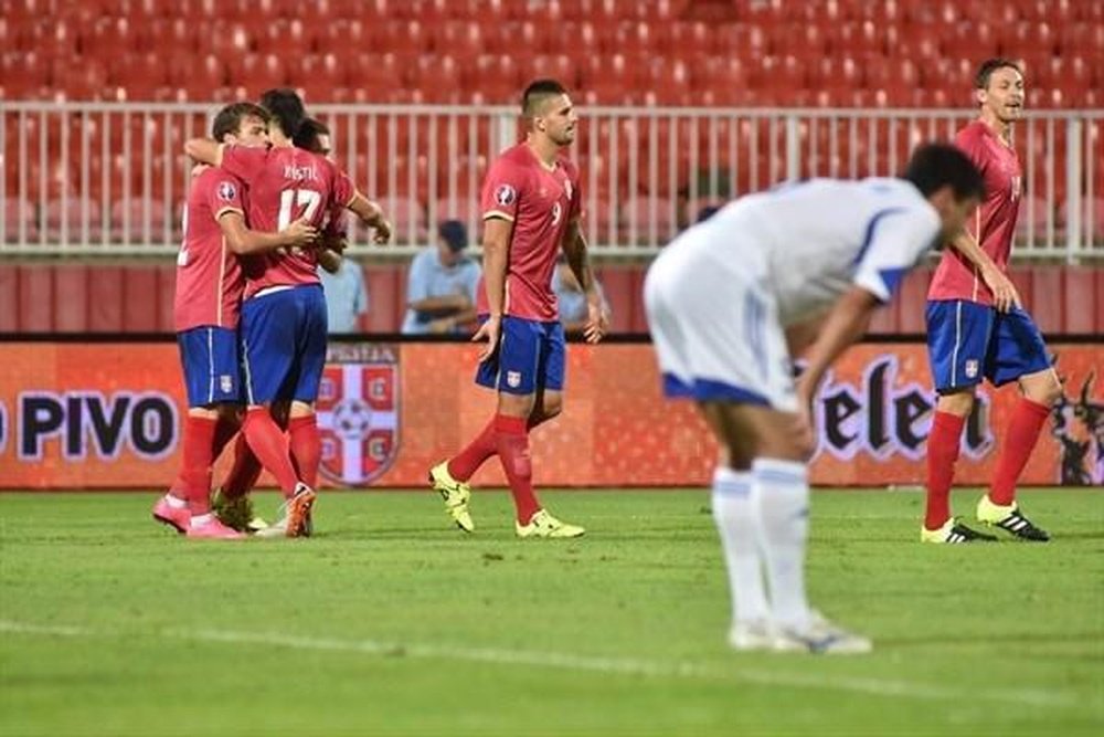 Jugadores serbios celebran uno de los tantos marcados a Armenia. Twitter