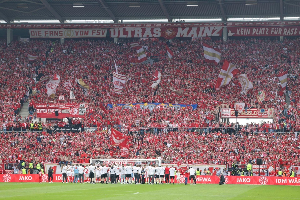 Titán en Europa, diminuto en casa