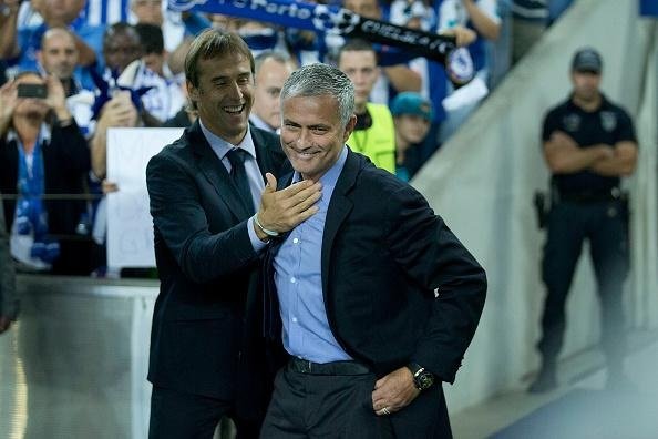 Julen Lopetegui y José Mourinho se saludan antes de comenzar el Oporto-Chelsea de Champions. Twitter