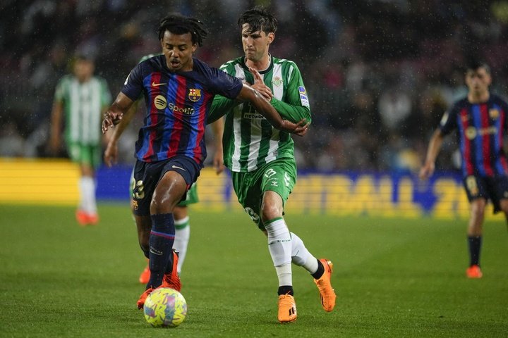 Jules Koundé (L) controla el balón ante Juan Miranda (R) en el Barcelona-Betis de Primera División 2022-23. EFE/Alejandro García