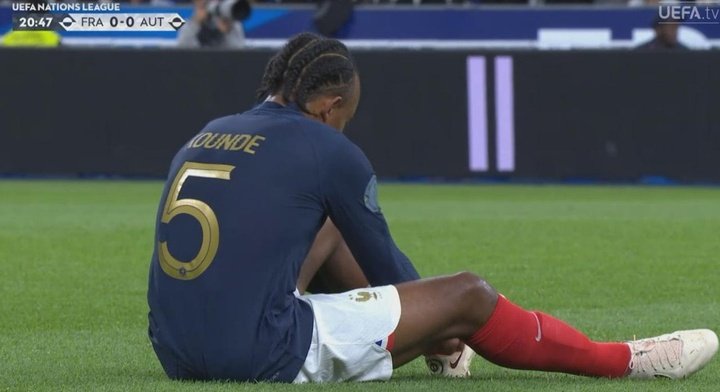Jules Koundé, lesionado en el Francia-Austria. Captura/UEFATV