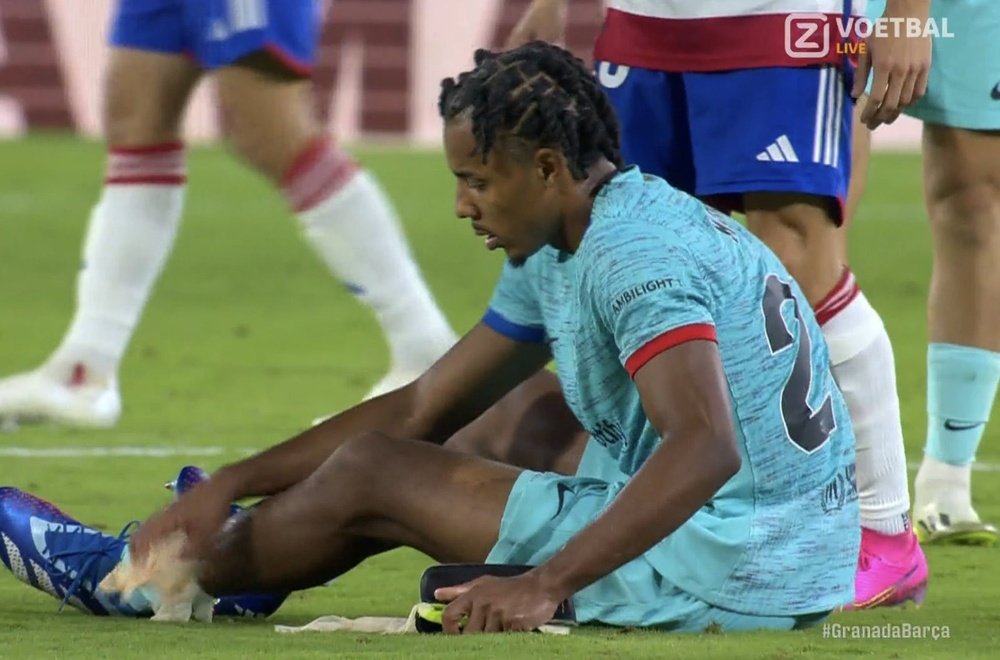 Koundé souffre d'une entorse au ligament latéral interne du genou gauche. Capture/VoetbalLive