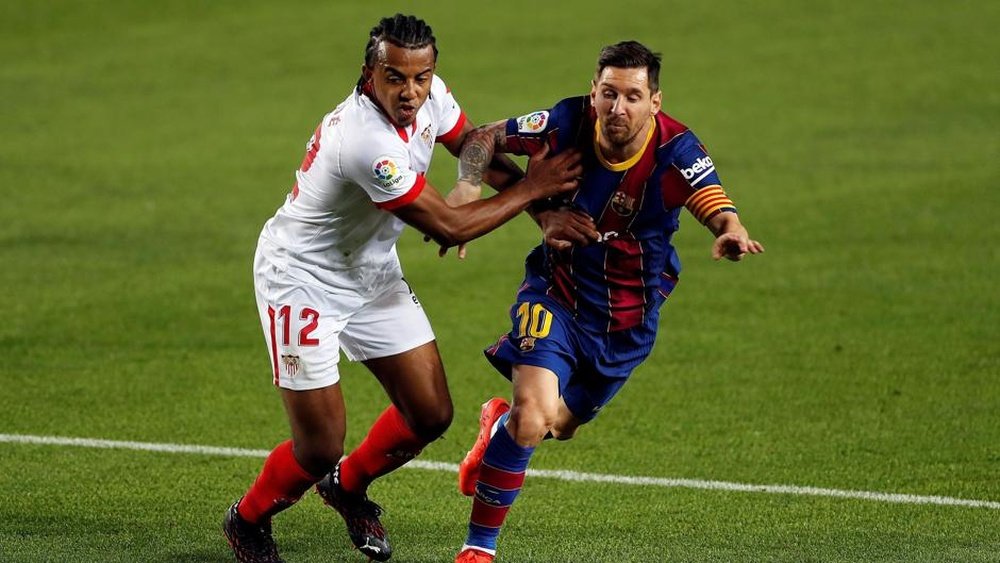 Jules Koundé au duel avec Leo Messi. EFE