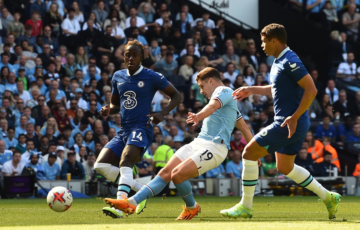 Alvarez gives Premier League champs Man City 1-0 win over Chelsea