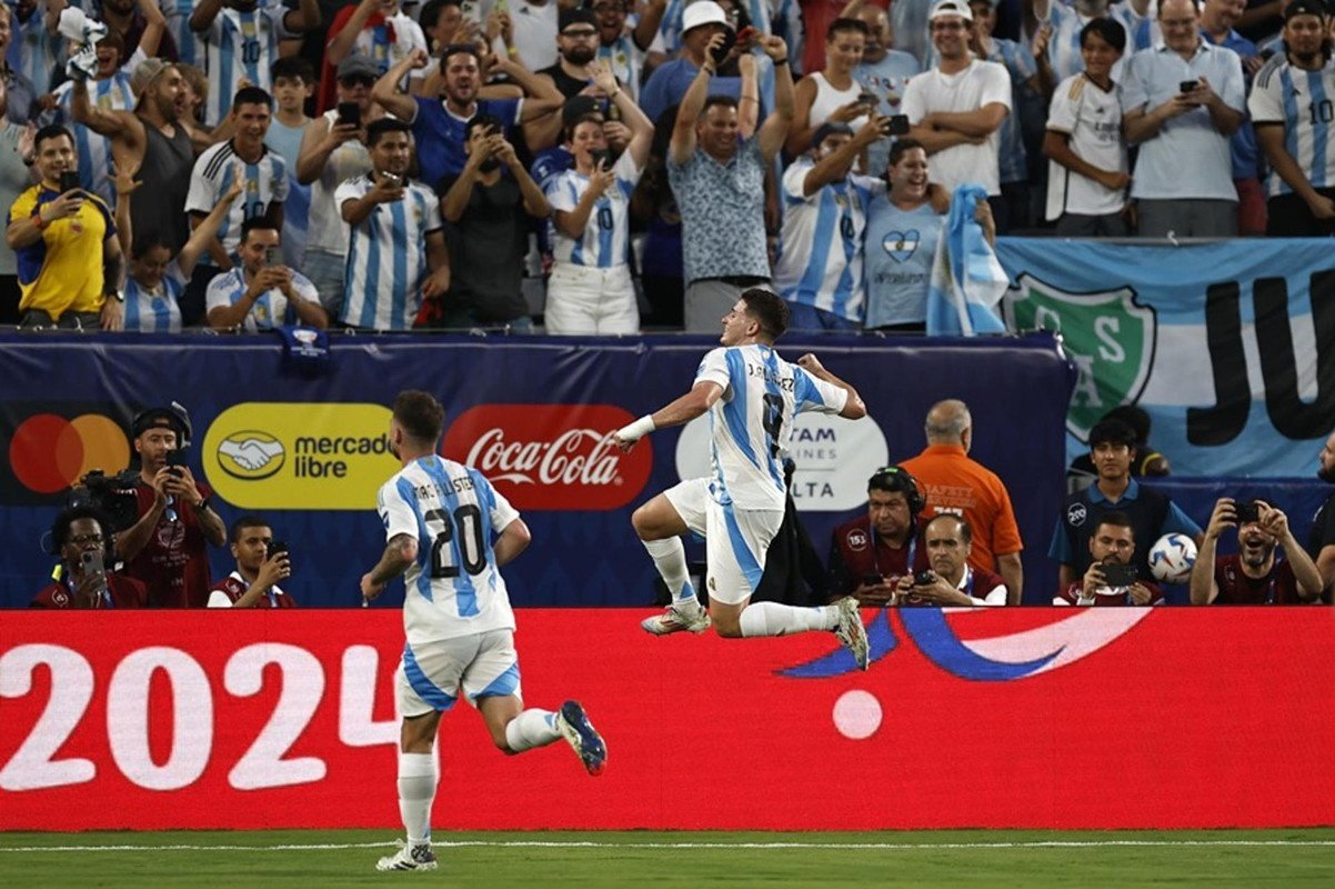 Sem muito brilho, mas com a contundência de uma campeã, a seleção argentina de Lionel Scaloni alcançou a final da Copa América, após vencer o grandioso Canadá, por 2 a 0. Neste jogo, Lionel Messi finalmente marcou seu primeiro gol no torneio.