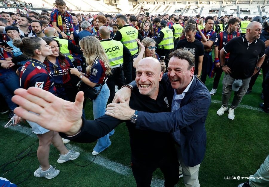 Julián Calero dedicó el ascenso a las víctimas de la DANA. LaLiga