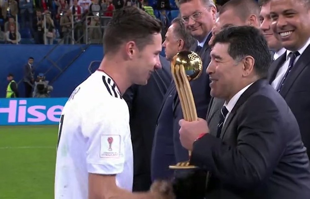 Draxler se llevó el Balón de Oro del torneo y Maradona se lo entregó. Twitter