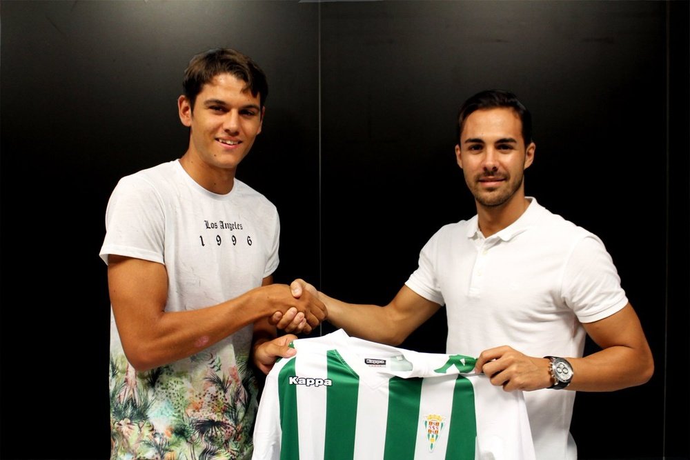 El conjunto andaluz dio la bienvenida al ex jugador del Lorca B. CórdobaCF
