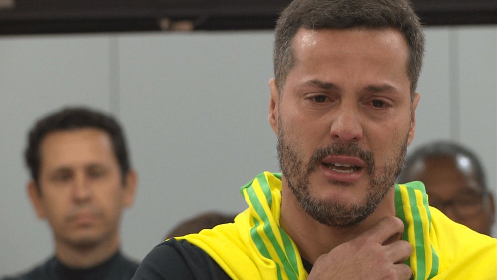 O brasileiro não conseguiu contar as lágrimas na hora de se despedir do balneário da Luz. SLBenfica