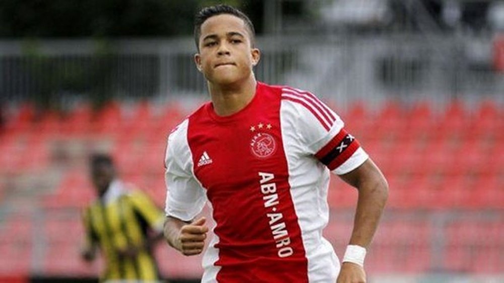 Justin Kluivert, en un partido con las inferiores del Ajax. Twitter