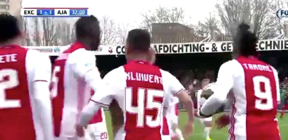 Justin Kluivert celebra con sus compañeros del Ajax su primer tanto como profesional. FoxSports