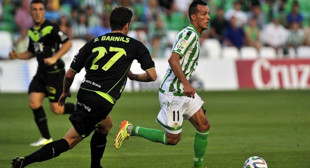 Kadir conduce el balón en un encuentro del Real Betis. RealBetisBalompié