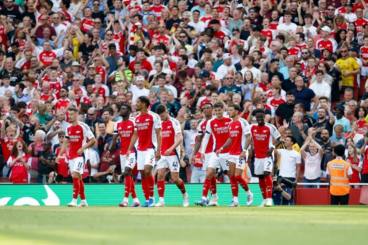 Kai Havertz e Bukayo Saka iluminam o debut do Arsenal. EFE