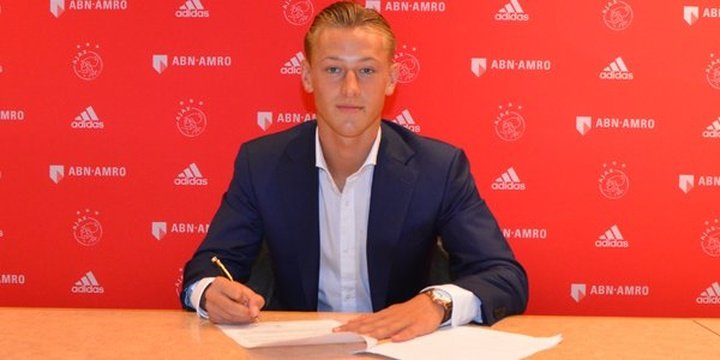 Sierhuis firma su primer contrato profesional con el Ajax