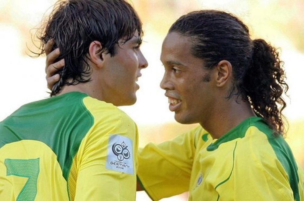 Kaká e Ronaldinho, os dois mitos do futebol, poderiam jogar juntos. EFE