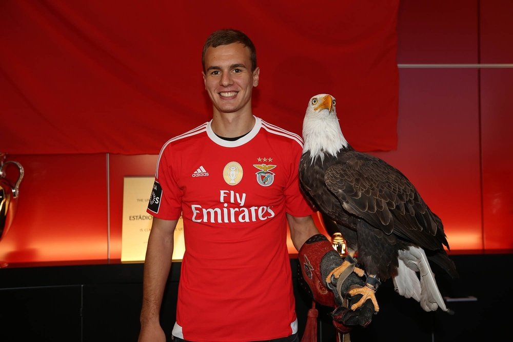 Kalaica posó con el águila del Benfica en su presentación con el club portugués. SLBenfica
