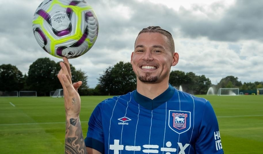 L'Ipswich Town, recentemente promosso in Premier League, ha annunciato questo venerdì l'incorporazione di Kalvin Phillips. Il centrocampista arriva in prestito dopo una tappa deludente al Manchester City, che due anni fa sborsò 50 milioni per il suo acquisto.