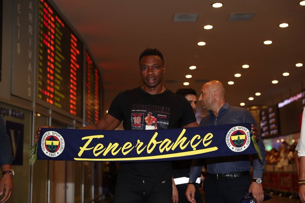 Kameni n'a pas joué depuis un an. Twitter/Fenerbahçe