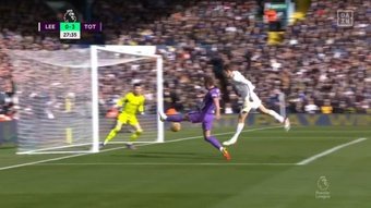 Kane fez o 3º gol do Tottenham contra o Leeds. Captura/DAZN