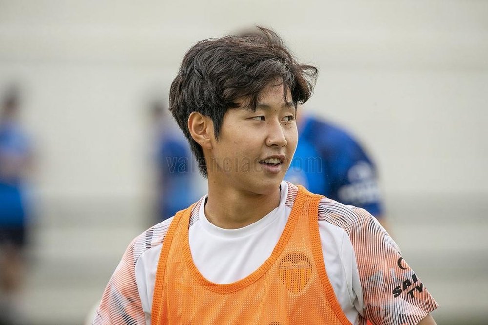 Kang-in Lee ya está disponible para Marcelino. Twitter/valenciacf