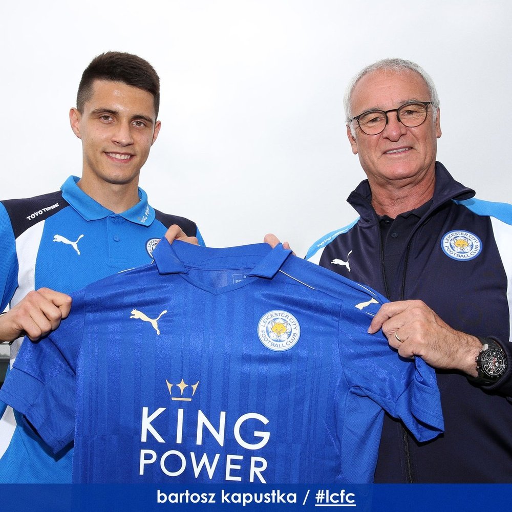 Kapustka posa con Ranieri. LCFC