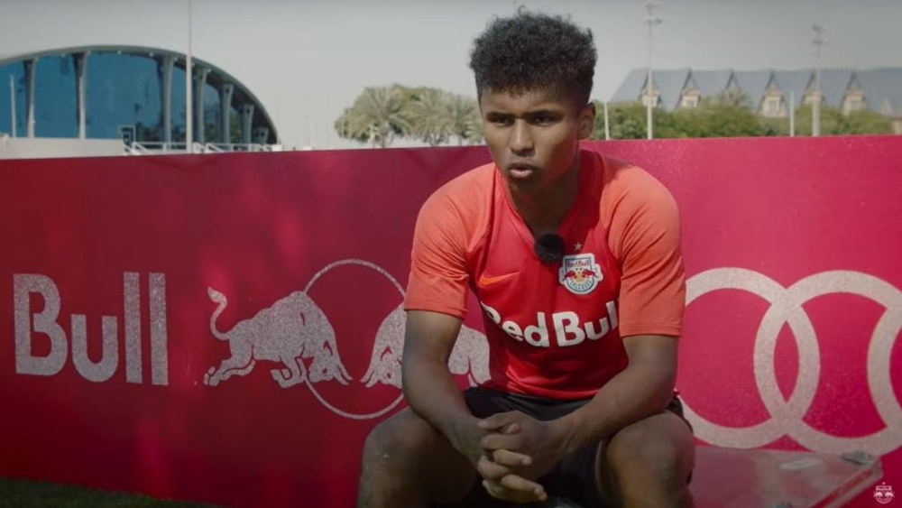 L'agent de Karim Adeyemi en visite à l'Atlético. Youtube/FCRedBullSalzburg