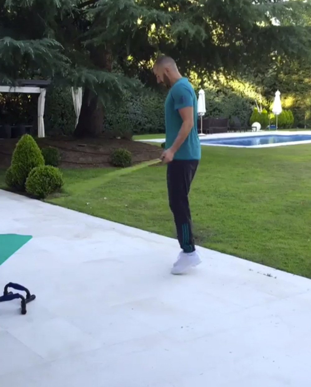 Karim Benzema se ejercita en casa con la comba. Instagram