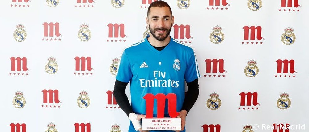 Karim Benzema with the 'Jugador Cinco Estrellas' award from Mahou. RealMadrid.