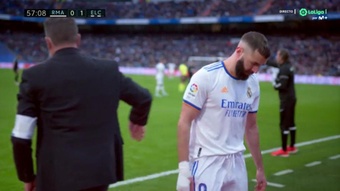 Benzema é substituído e o alerta é ligado no Bernabéu.  Captura/MovistarLaLiga