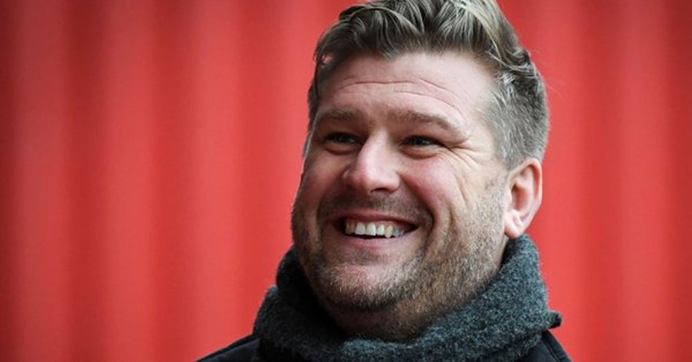 Karl Robinson va rester coach de Oxford. Twitter/OUFCOfficial